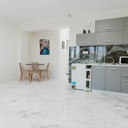 Blue And White Luxury Suites Nea Kallikrateia Esterno foto