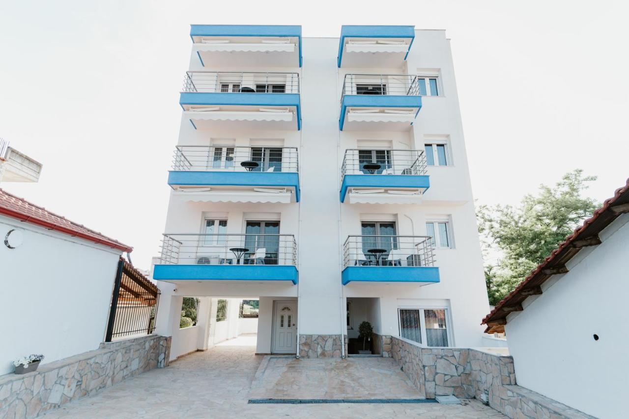 Blue And White Luxury Suites Nea Kallikrateia Esterno foto