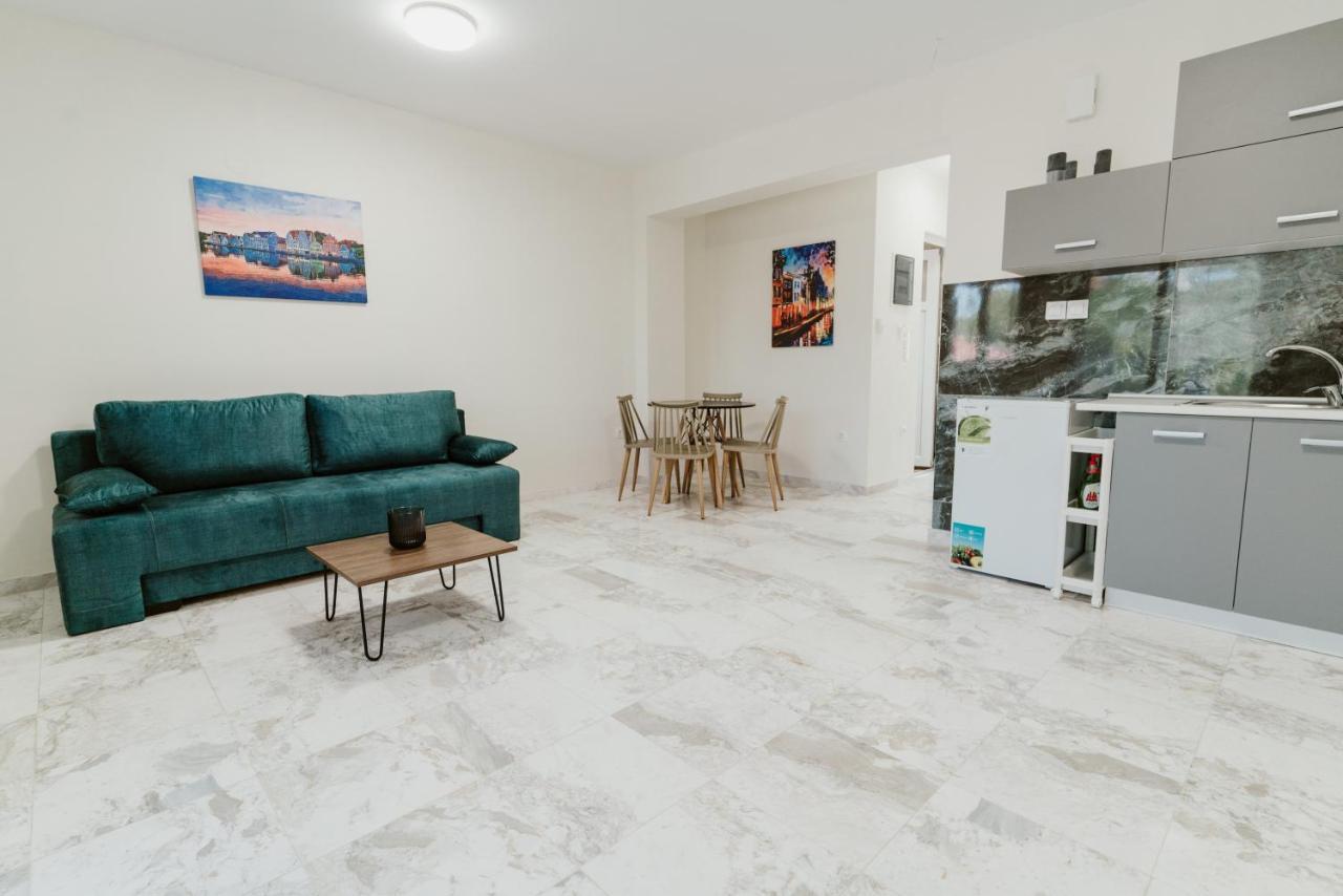 Blue And White Luxury Suites Nea Kallikrateia Esterno foto