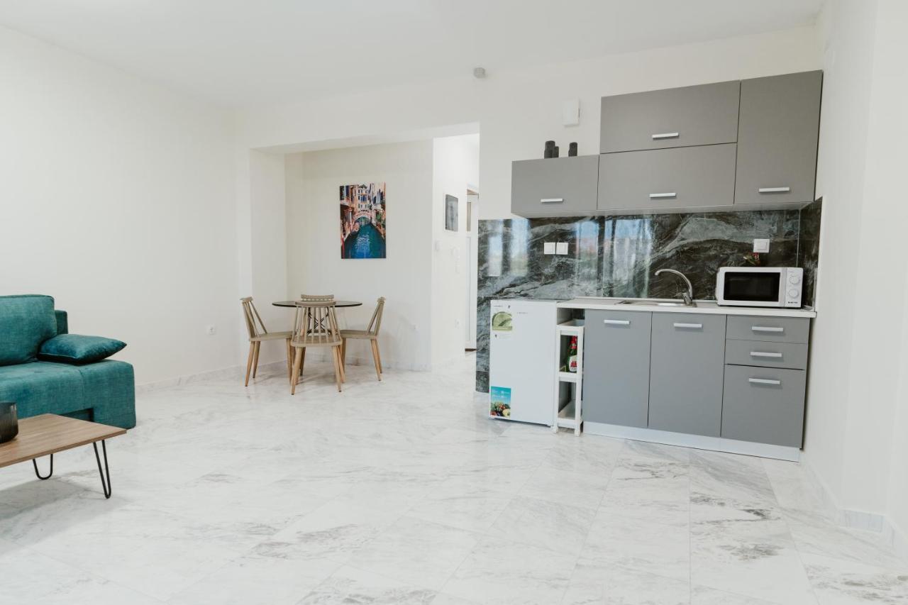 Blue And White Luxury Suites Nea Kallikrateia Esterno foto