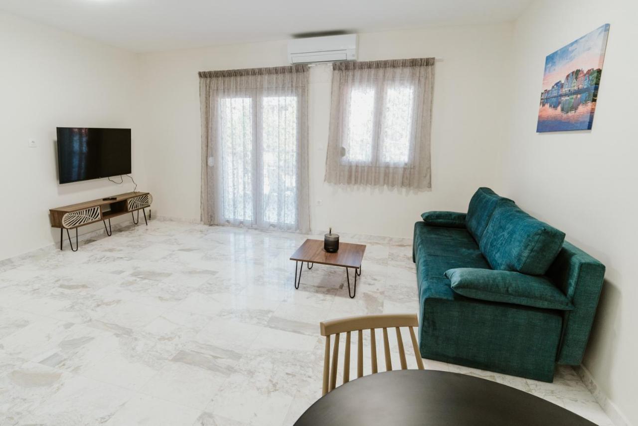 Blue And White Luxury Suites Nea Kallikrateia Esterno foto