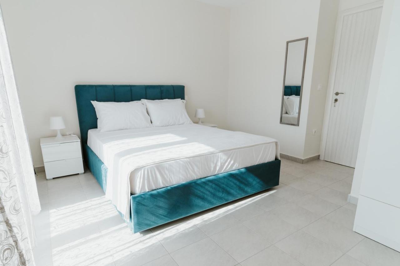 Blue And White Luxury Suites Nea Kallikrateia Esterno foto