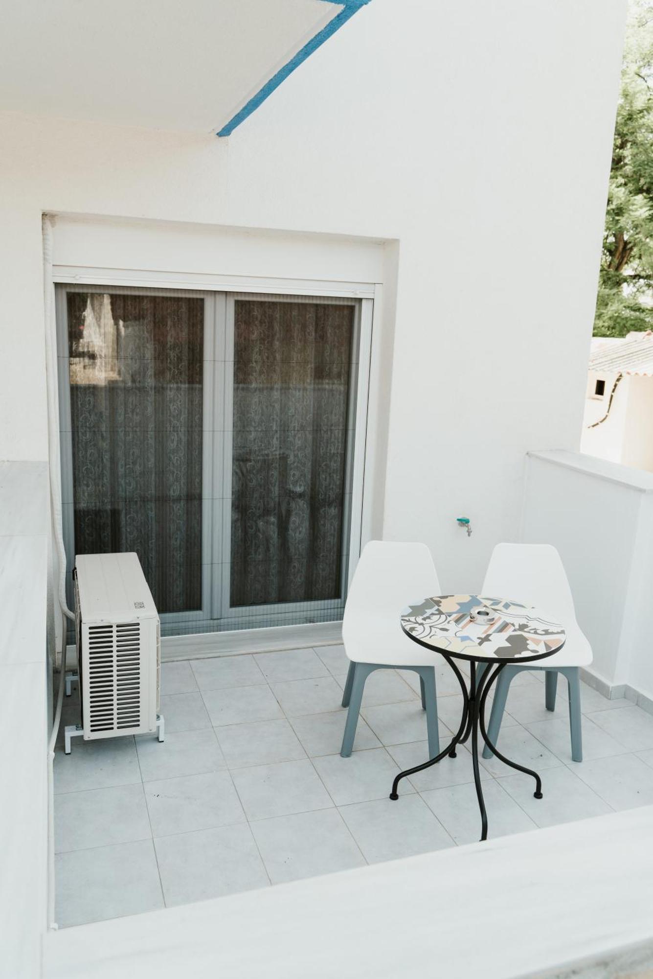Blue And White Luxury Suites Nea Kallikrateia Esterno foto