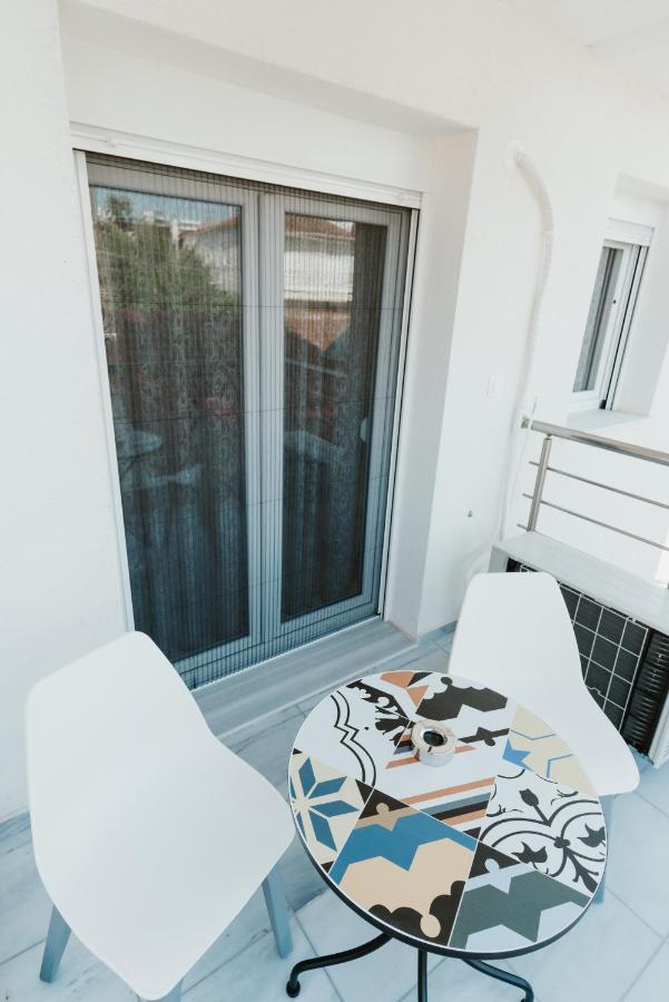 Blue And White Luxury Suites Nea Kallikrateia Esterno foto
