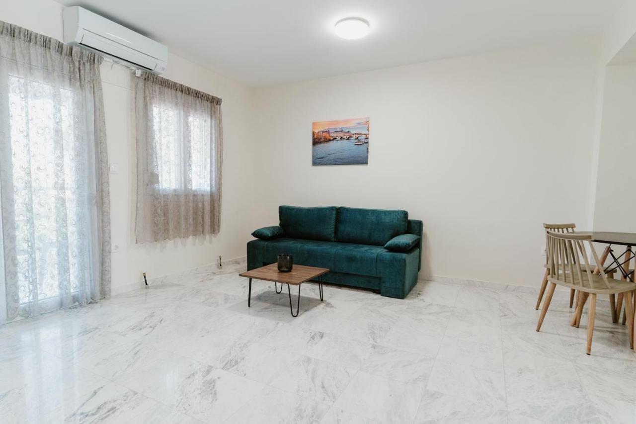 Blue And White Luxury Suites Nea Kallikrateia Esterno foto