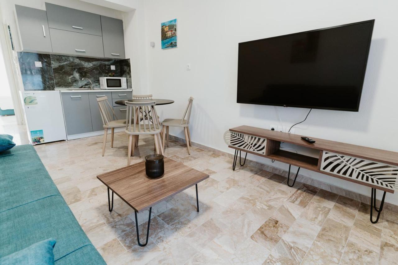 Blue And White Luxury Suites Nea Kallikrateia Esterno foto
