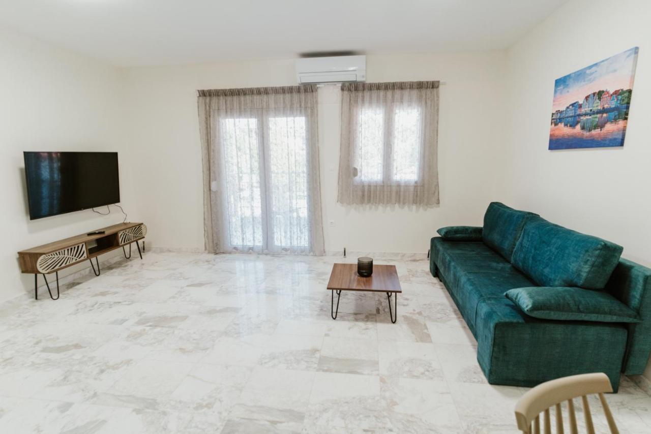 Blue And White Luxury Suites Nea Kallikrateia Esterno foto