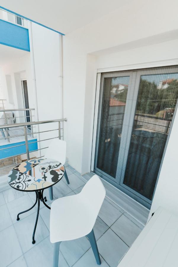 Blue And White Luxury Suites Nea Kallikrateia Esterno foto