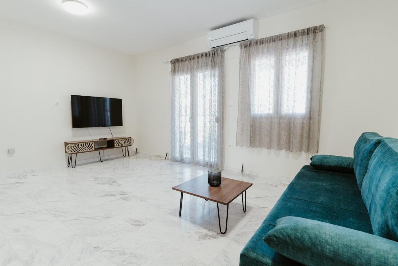 Blue And White Luxury Suites Nea Kallikrateia Esterno foto