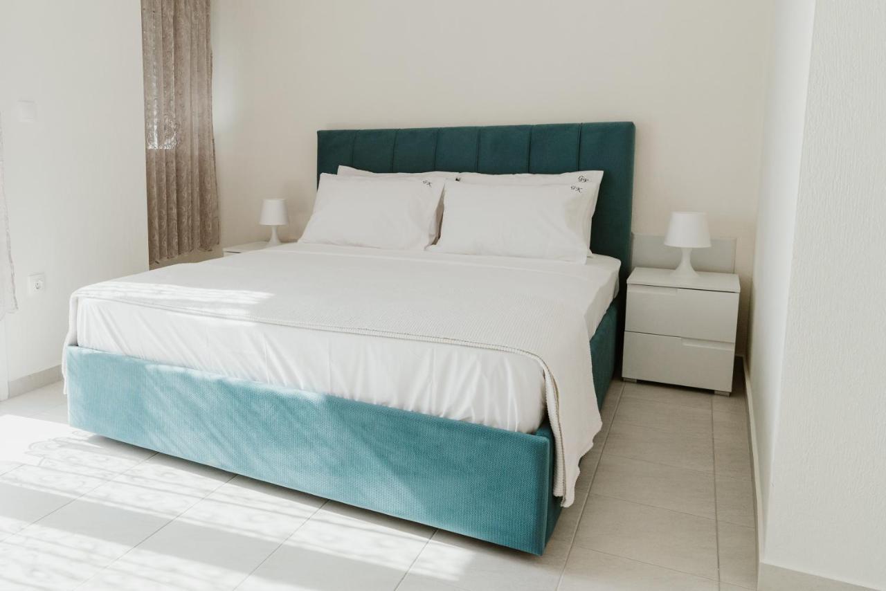 Blue And White Luxury Suites Nea Kallikrateia Esterno foto