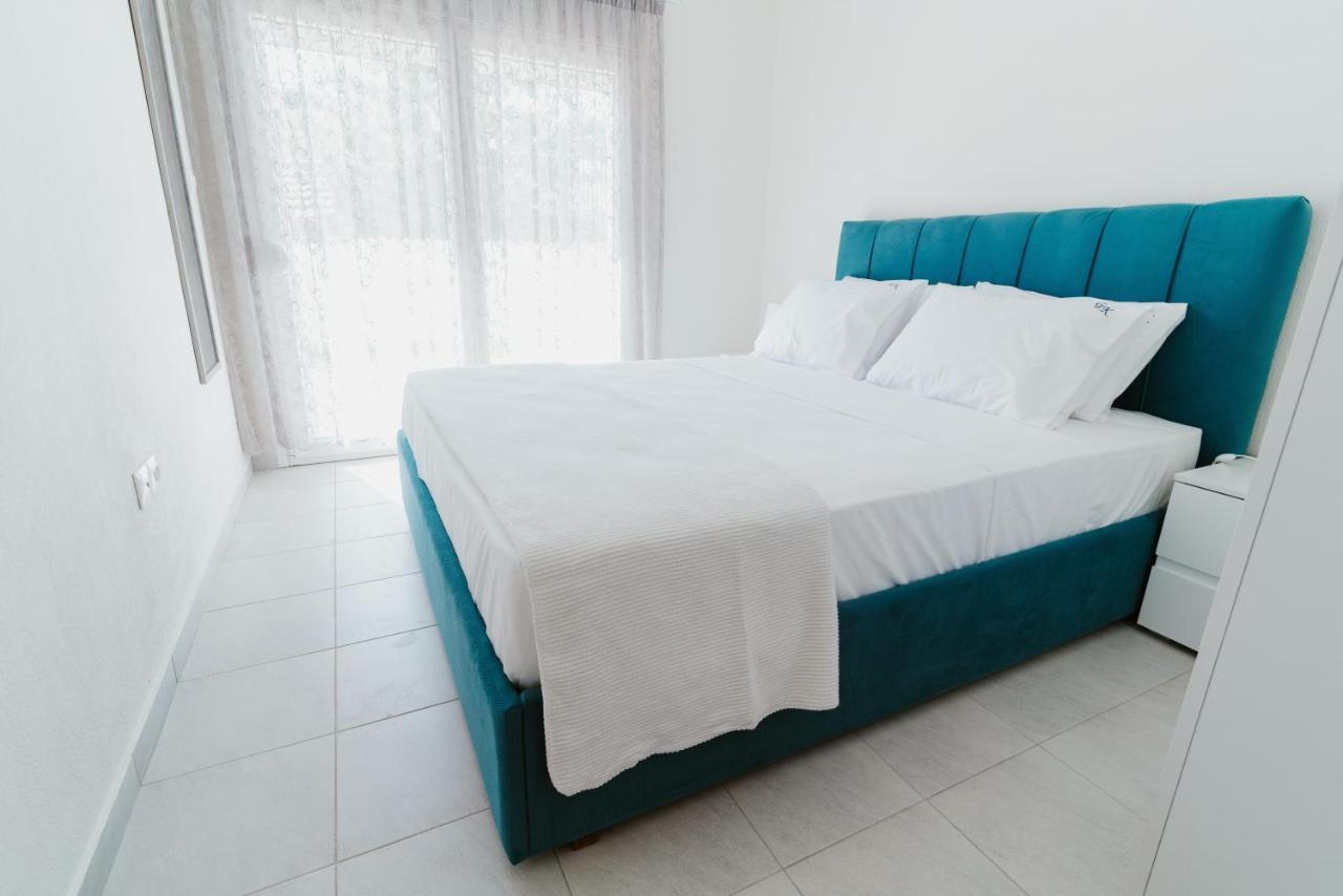 Blue And White Luxury Suites Nea Kallikrateia Esterno foto