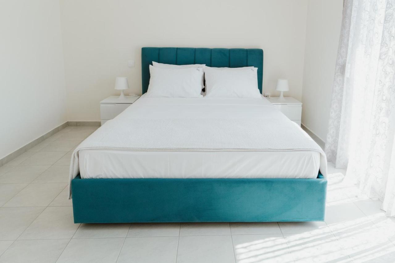 Blue And White Luxury Suites Nea Kallikrateia Esterno foto