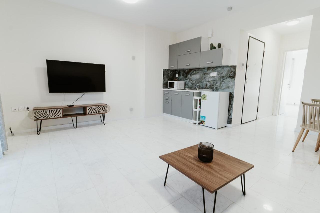 Blue And White Luxury Suites Nea Kallikrateia Esterno foto