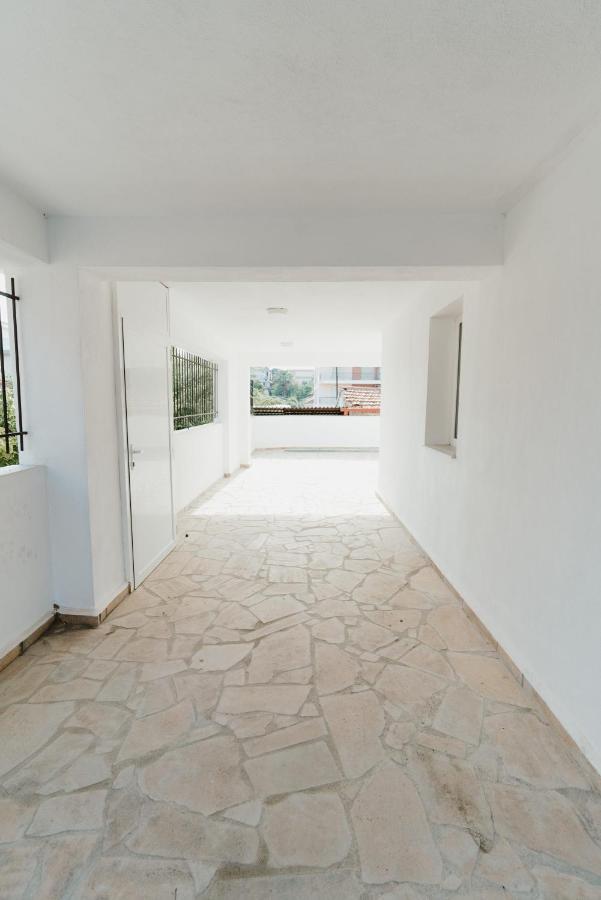 Blue And White Luxury Suites Nea Kallikrateia Esterno foto